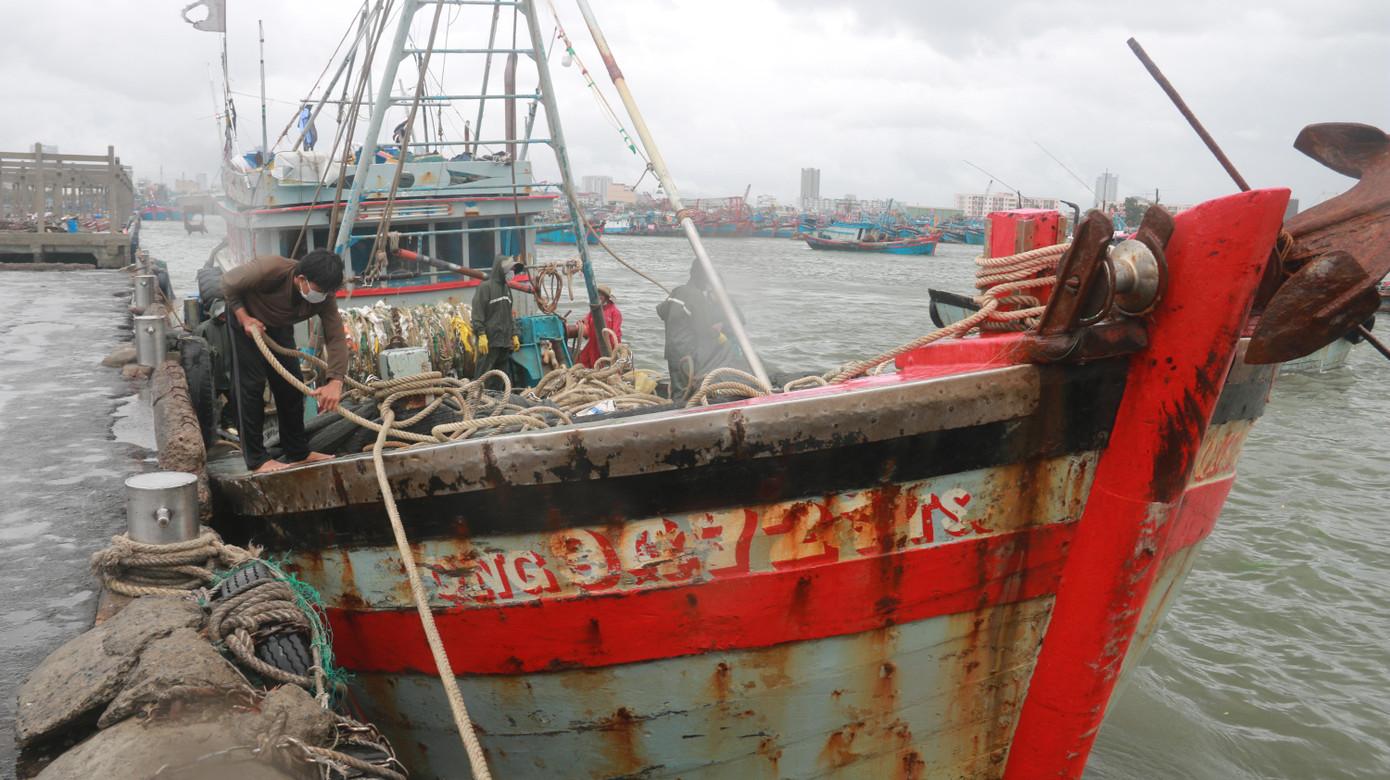 Một tàu cá Quảng Ngãi neo đậu bên trong âu thuyền Thọ Quang.