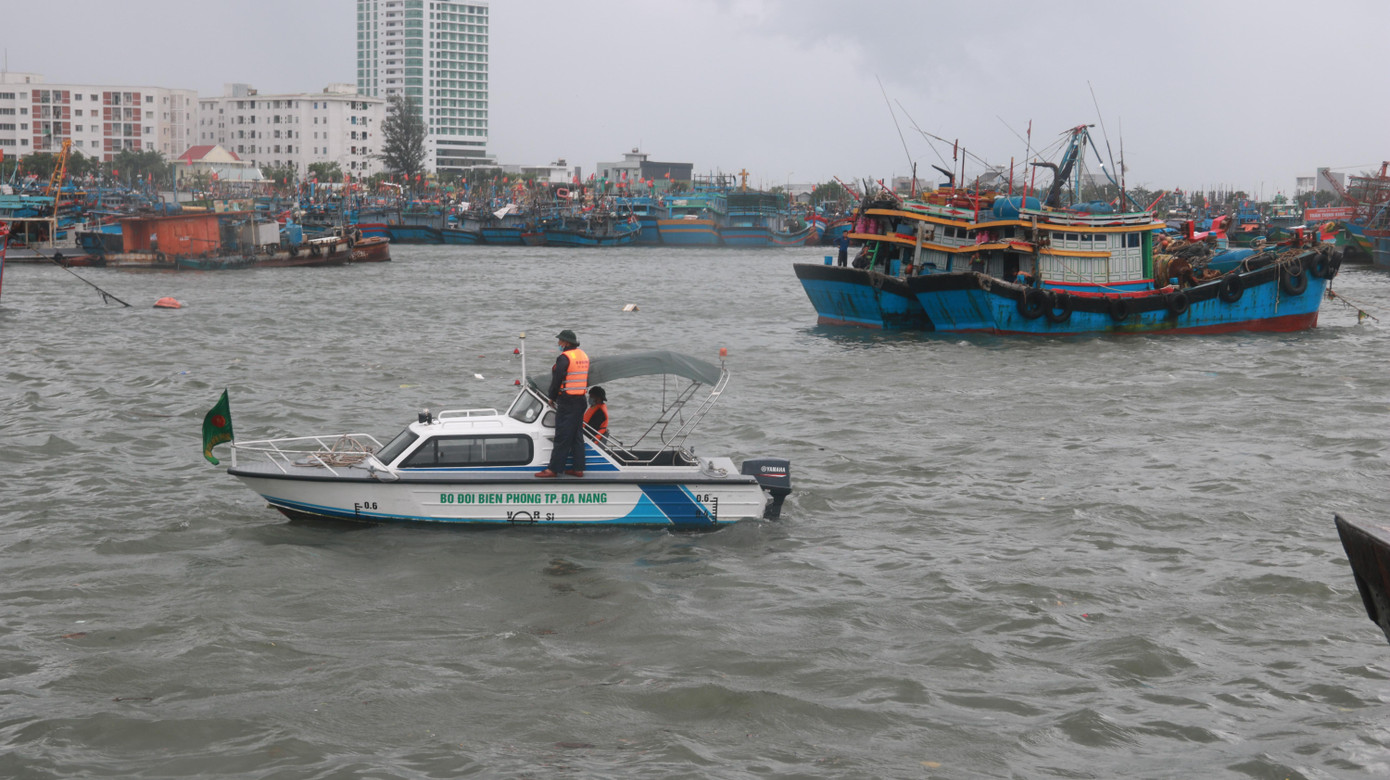Lực lượng biên phong liên tục di chuyển để kiểm tra, giám sát việc chấp hành các quy định đảm bảo an toàn trú tránh bão của các tàu, thuyền.