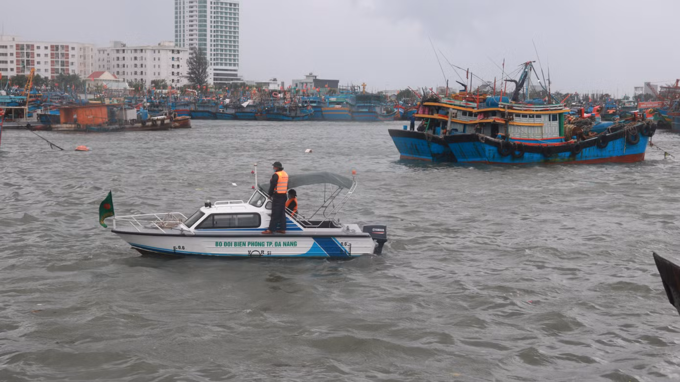 Lực lượng biên phong liên tục di chuyển để kiểm tra, giám sát việc chấp hành các quy định đảm bảo an toàn trú tránh bão của các tàu, thuyền.