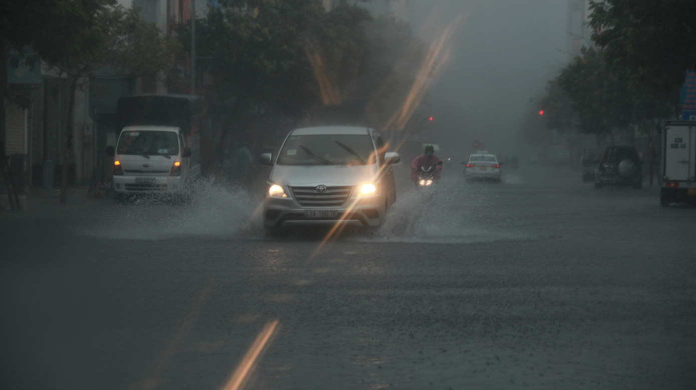 Mưa lớn khiến nhiều tuyến đường ở Đà Nẵng ngập nước.