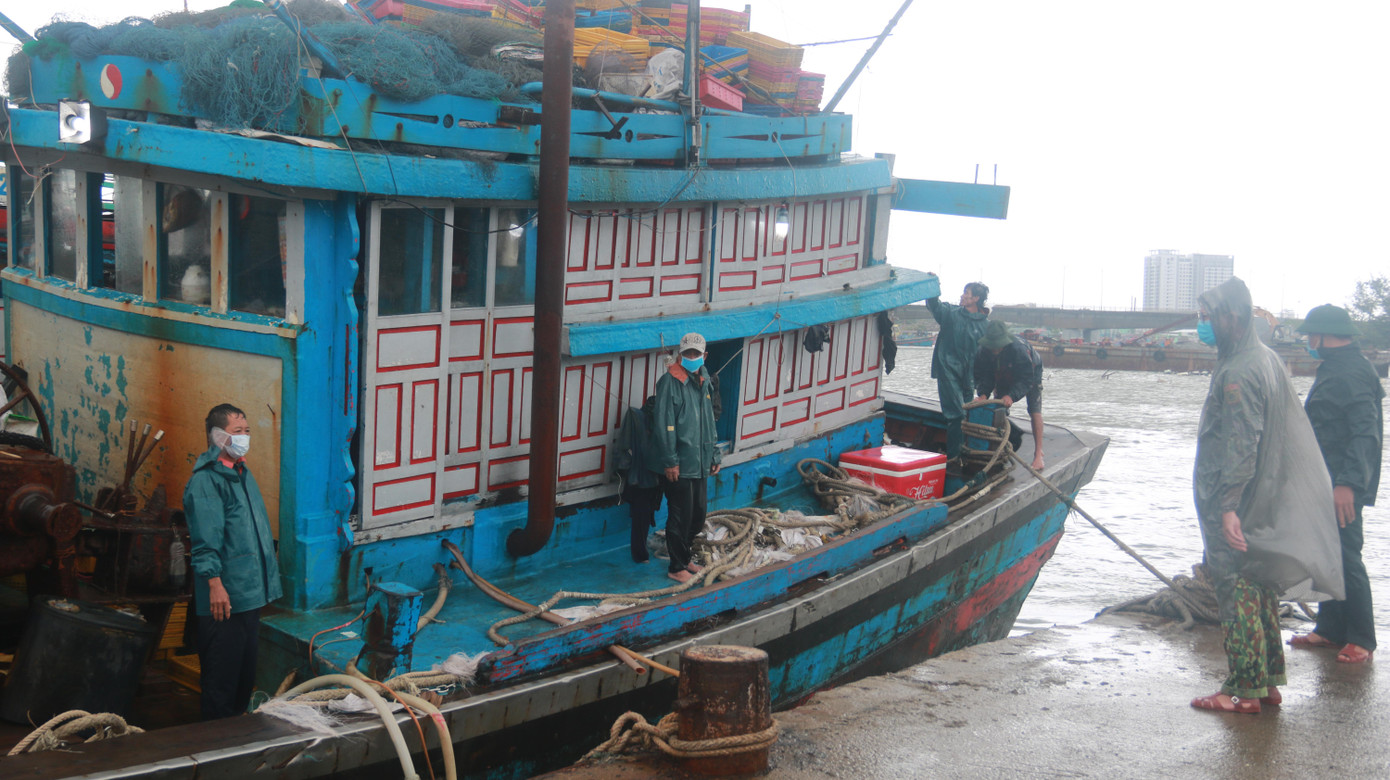 Dự báo trong 24 giờ tới, do sự tương tác với bão Chanthu, bão Côn Sơn di chuyển khá chậm theo hướng Tây, mỗi giờ đi được 5km. Đến 4 giờ ngày 12/9, tâm bão trên vùng biển khu vực từ Quảng Trị-Quảng Nam. Thời gian này, bão Côn Sơn bắt đầu suy yếu dần với sức gió mạnh nhất vùng gần tâm bão còn cấp 9 (75-90km/giờ), giật cấp 11.