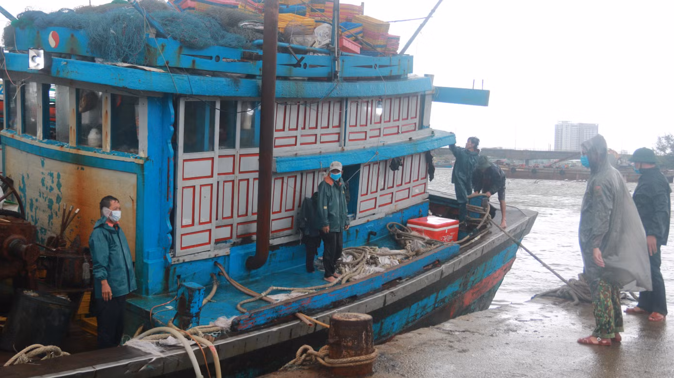 Dự báo trong 24 giờ tới, do sự tương tác với bão Chanthu, bão Côn Sơn di chuyển khá chậm theo hướng Tây, mỗi giờ đi được 5km. Đến 4 giờ ngày 12/9, tâm bão trên vùng biển khu vực từ Quảng Trị-Quảng Nam. Thời gian này, bão Côn Sơn bắt đầu suy yếu dần với sức gió mạnh nhất vùng gần tâm bão còn cấp 9 (75-90km/giờ), giật cấp 11.
