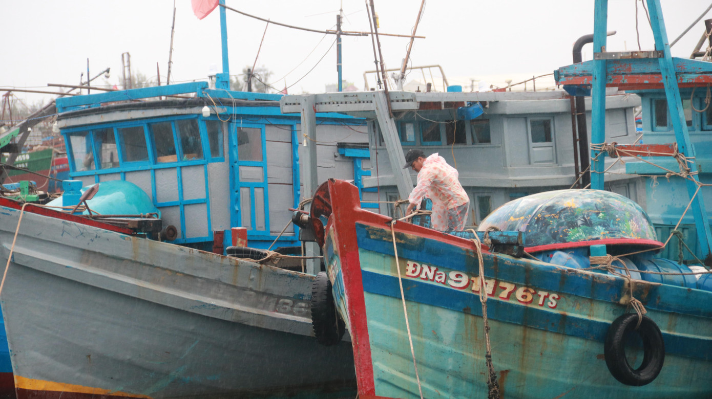 Người dân gia cố, chằng níu tàu thuyền tại âu thuyền Thọ Quang.