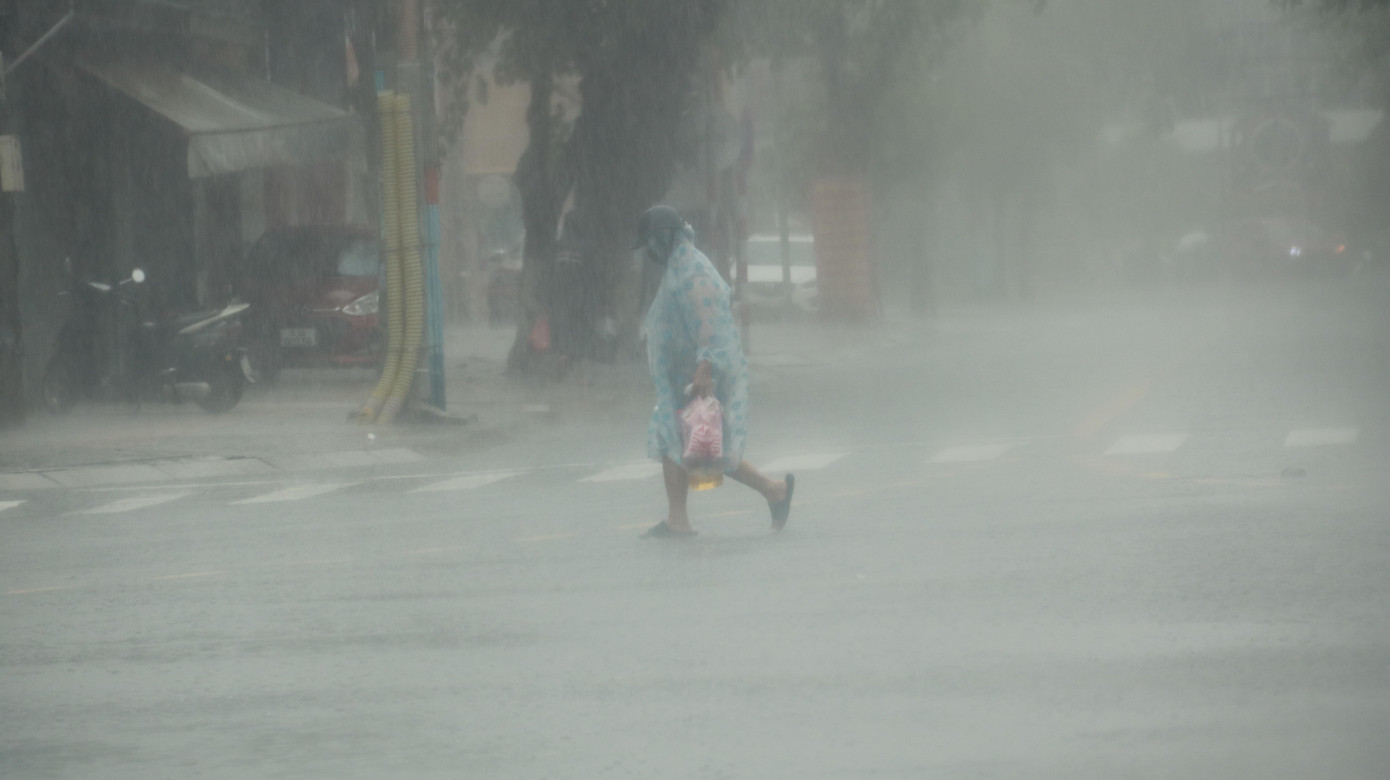 Do ảnh hưởng của bão số 5 (Côn Sơn) đang đổ bộ vào đất liền, từ sáng sớm 11/9, trên địa bàn TP Đà Nẵng mưa lớn và kéo dài nhiều giờ liền. Có thời điểm mưa lớn, trắng xoá, khiến tầm nhìn bị hạn chế.