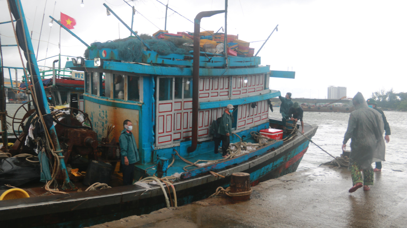 Một tàu cá của ngư dân Quảng Ngãi ghé trạm biên phòng Mân Quang làm thủ tục trước khi vào âu thuyền neo đậu.