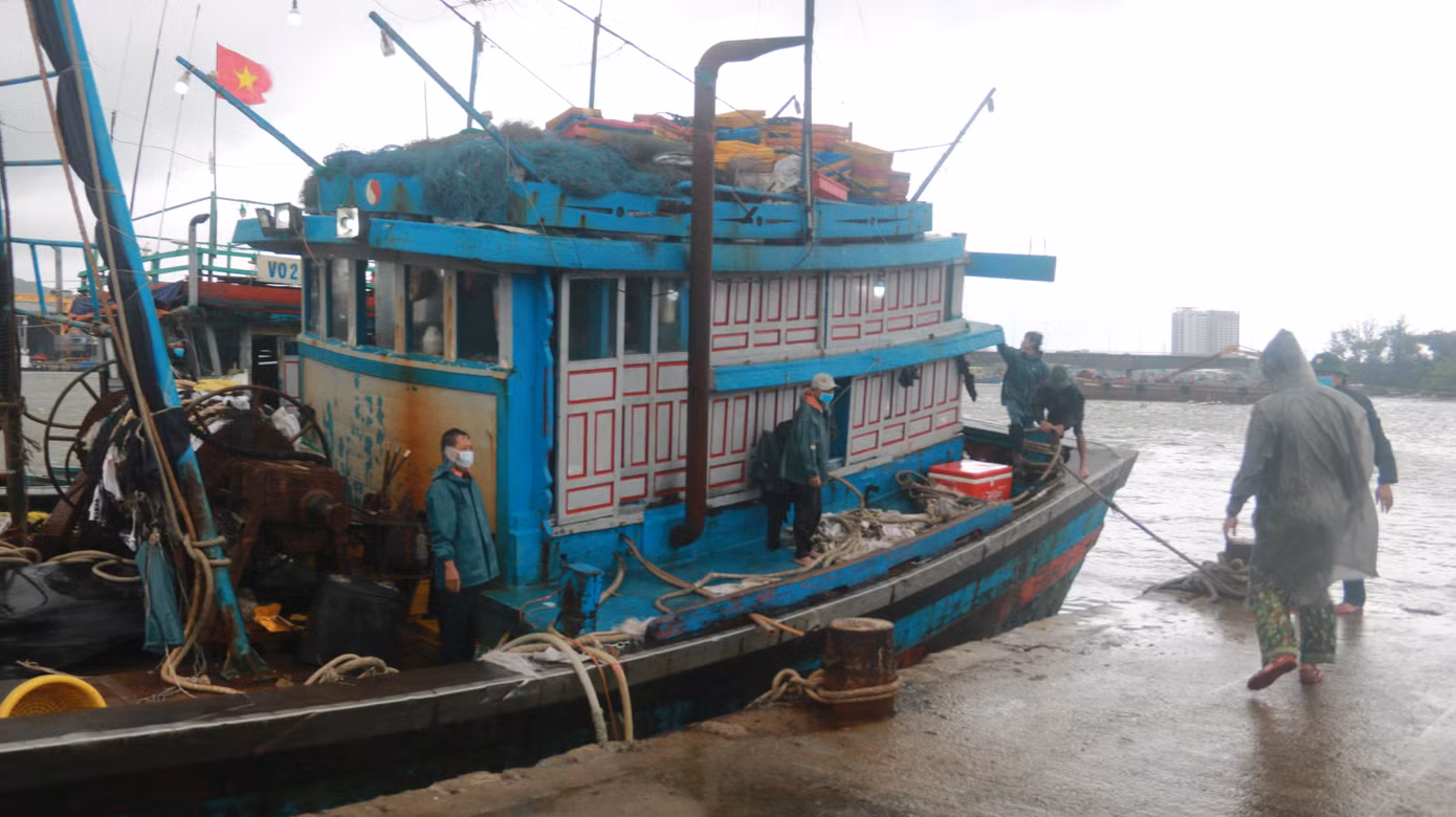 Một tàu cá của ngư dân Quảng Ngãi ghé trạm biên phòng Mân Quang làm thủ tục trước khi vào âu thuyền neo đậu.
