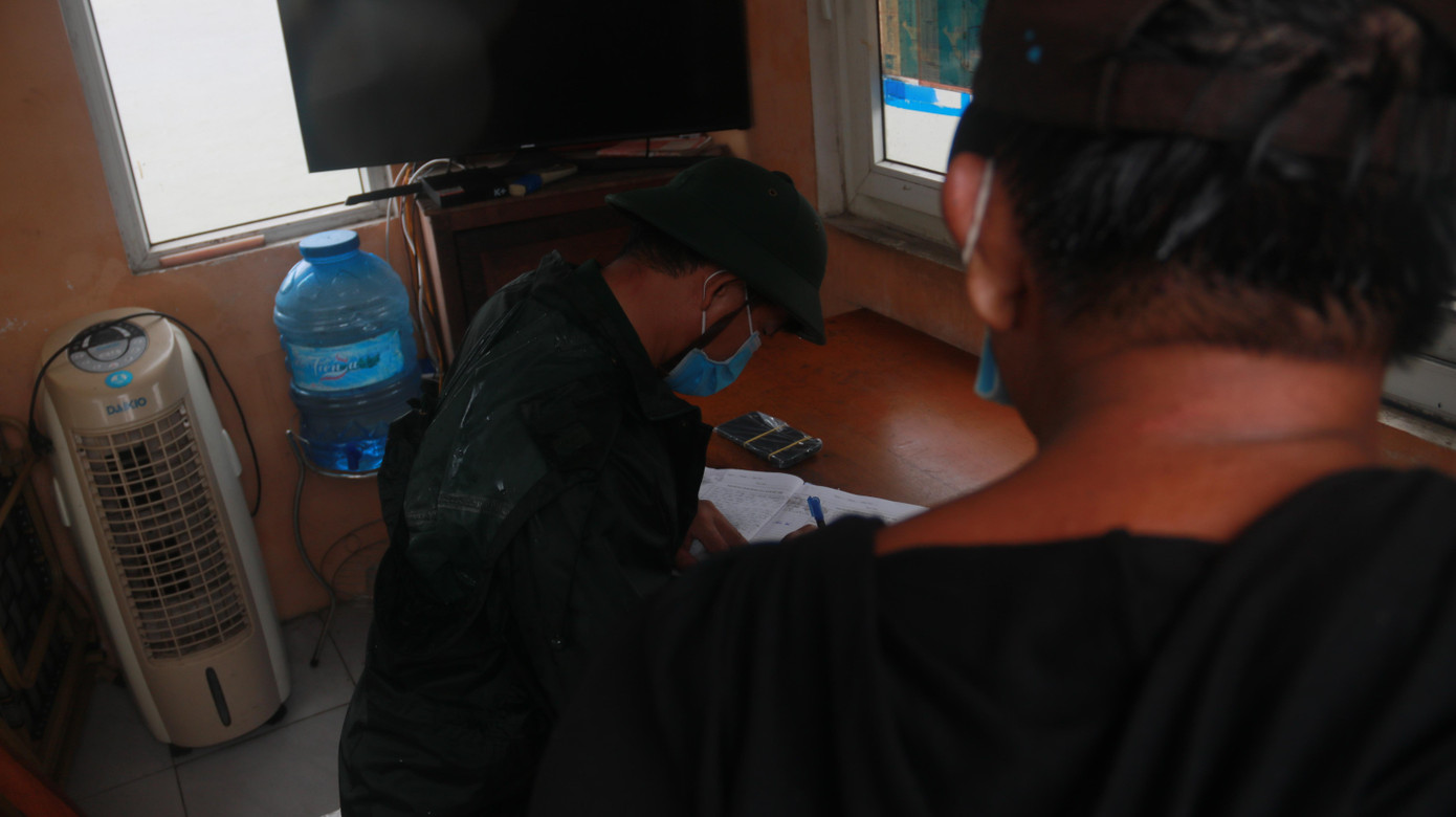 Thuyền trưởng Võ Văn Nẫu quê ở Đức Phổ (Quảng Ngãi) khai báo thông tin về tàu cá QNg - 98436 bị chìm lúc 22h ngày 10/9 khi trên đường di chuyển vào âu thuyền tránh bão. Khi đến khu vực cửa vịnh Đà Nẵng, tàu bị phá nước và chìm. Rất may các thuyền viên trên tàu được cứu sống.