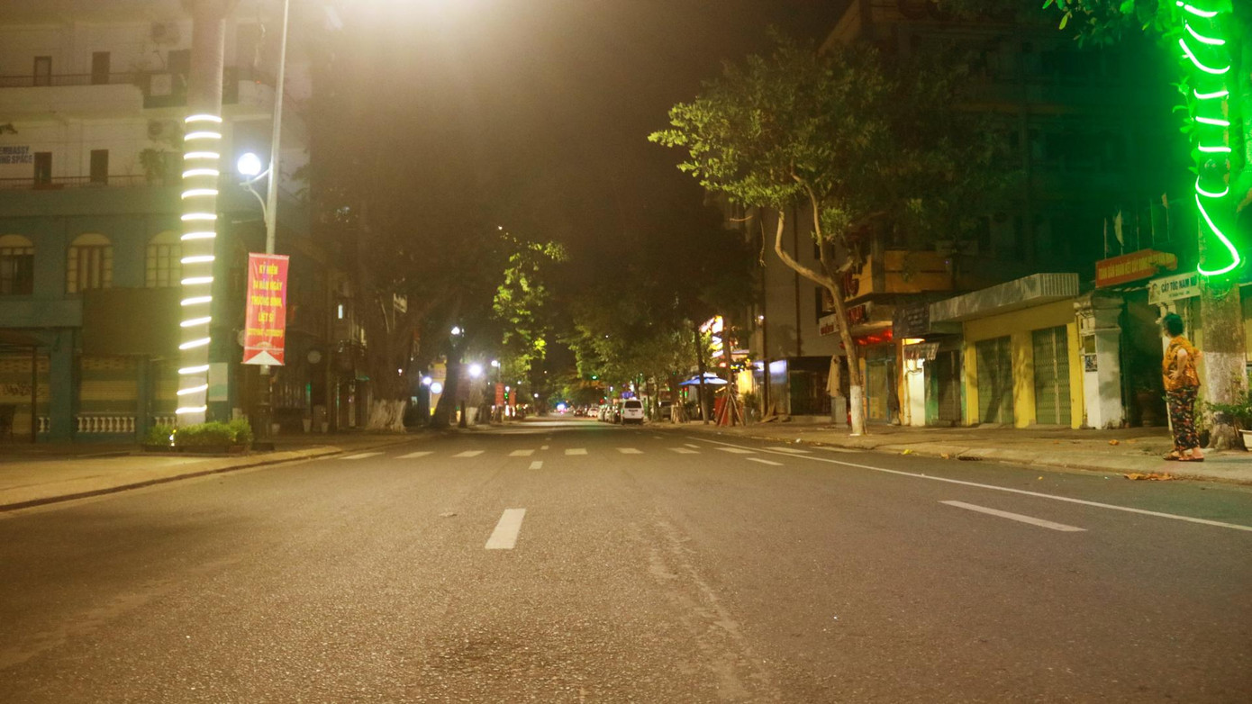 Đường phố thông thoáng, không có phương tiện qua lại. Đường phố thông thoáng, không có phương tiện qua lại.