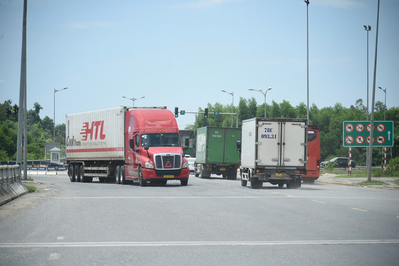 Khu vực QL14B giao nhau với điểm đầu vào cao tốc Đà Nẵng - Quảng Ngãi nên lưu lượng xe cộ cao. Hiện tại khu vực này vận hành theo tín hiệu đèn giao thông để xe ô tô ra vào cao tốc, rất dễ xảy ra ùn tắc trong giờ cao điểm, nhất là các dịp lễ, tết.