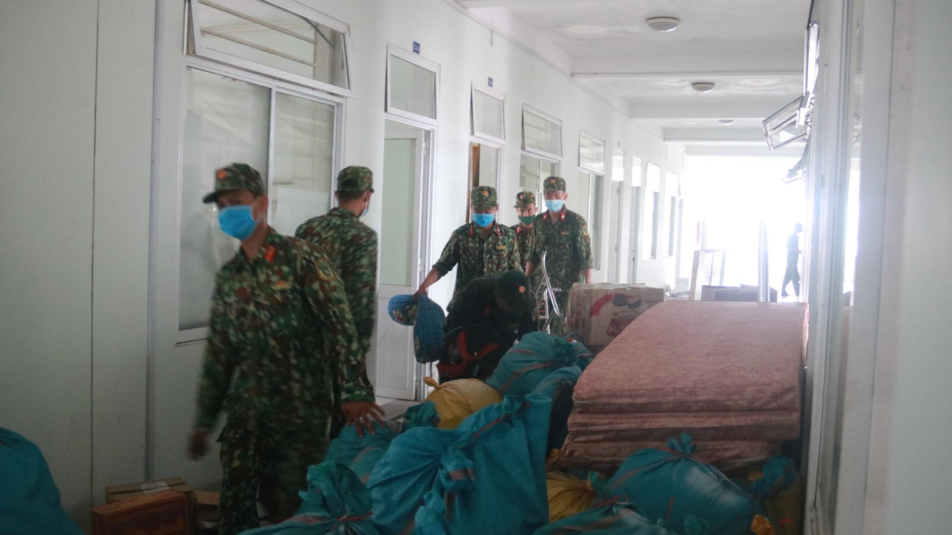 Theo ghi nhận của phóng viên, sáng 30/8, hàng chục cán bộ chiến sĩ thuộc Bộ chỉ huy quân sự TP Đà Nẵng tiếp tục có mặt tại khu ký túc xá để sắp xếp, thu gom đồ đạc của sinh viên để lấy mặt bằng làm bệnh viện dã chiến.