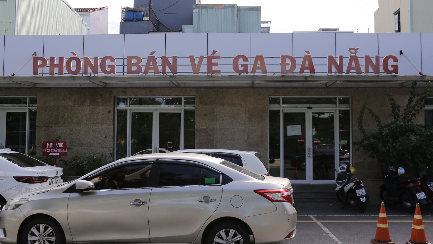 Việc di dời ga đường sắt và các công trình, hạng mục của ga sẽ giúp Đà Nẵng tái thiết, cải tạo cảnh quan đô thị khu vực trung tâm, giải quyết được việc ùn tắc giao thông tại các điểm giao cắt vào giờ cao điểm. Việc di dời ga đường sắt và các công trình, hạng mục của ga sẽ giúp Đà Nẵng tái thiết, cải tạo cảnh quan đô thị khu vực trung tâm, giải quyết được việc ùn tắc giao thông tại các điểm giao cắt vào giờ cao điểm.