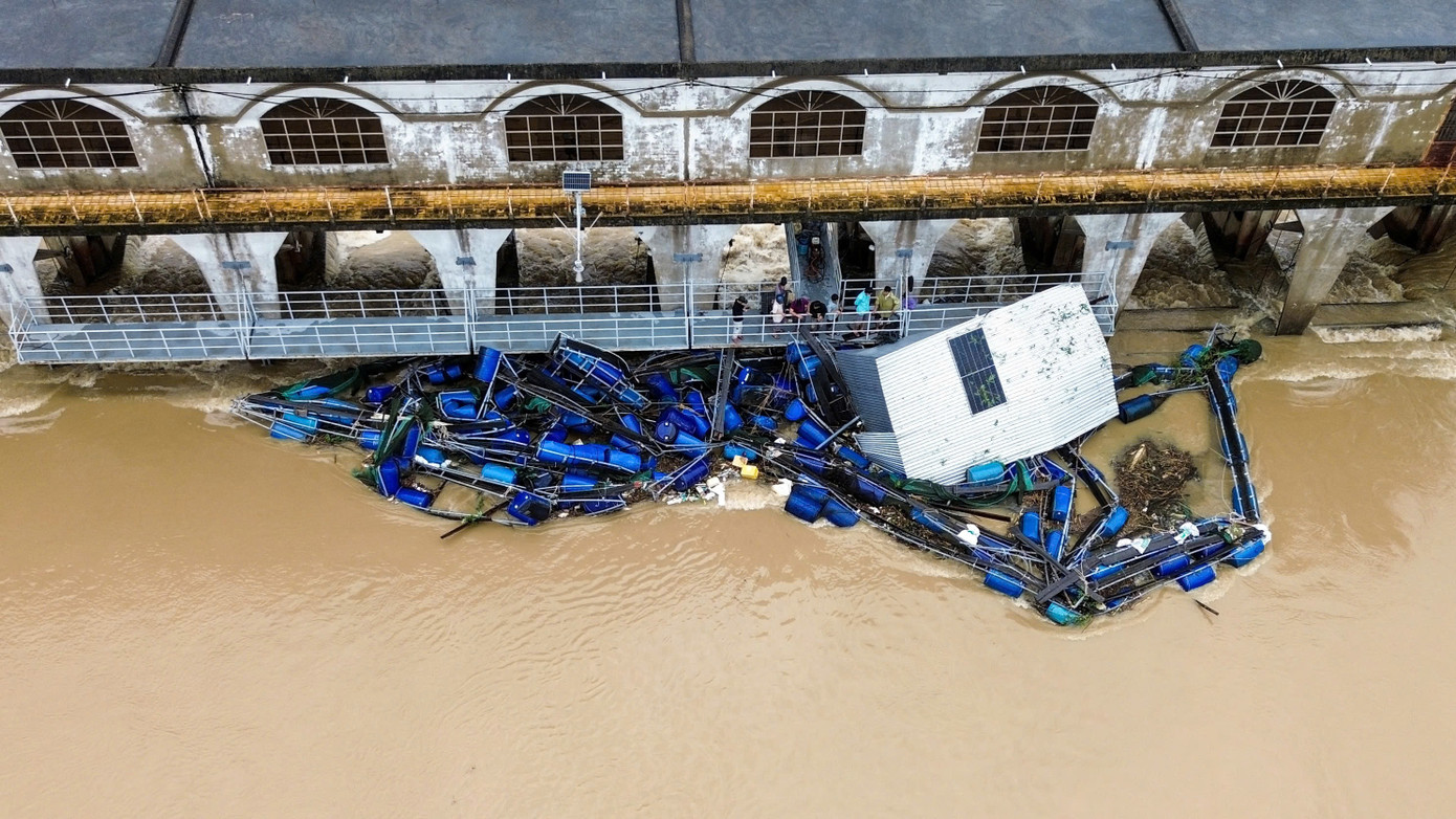 Sáng 13/6, ghi nhận tại hiện trường đập An Trạch do mưa lũ nên có khoảng 40 lồng bè nuôi thủy sản của người dân từ khu vực Đại Lộc (Quảng Nam) bị trôi dạt và mắc kẹt tại đây. Sáng 13/6, ghi nhận tại hiện trường đập An Trạch do mưa lũ nên có khoảng 40 lồng bè nuôi thủy sản của người dân từ khu vực Đại Lộc (Quảng Nam) bị trôi dạt và mắc kẹt tại đây.