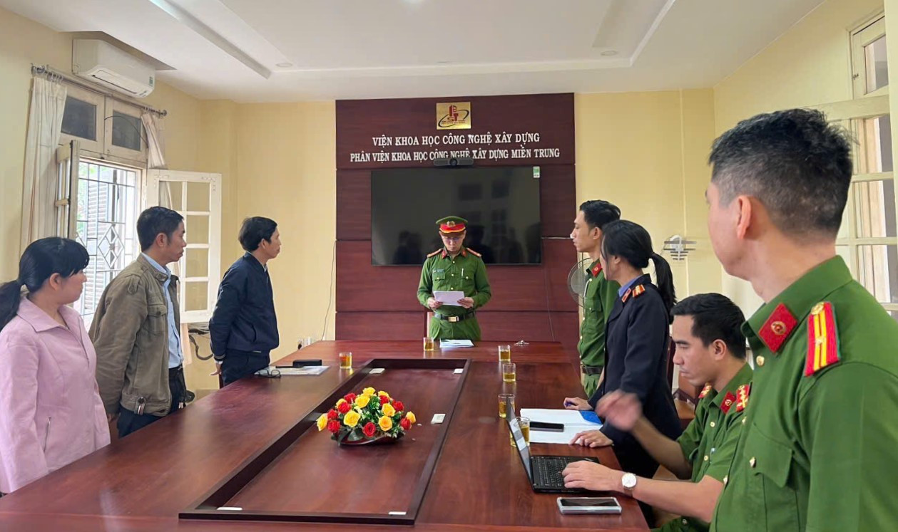 Công an thực hiện lệnh khởi tố. Công an thực hiện lệnh khởi tố.