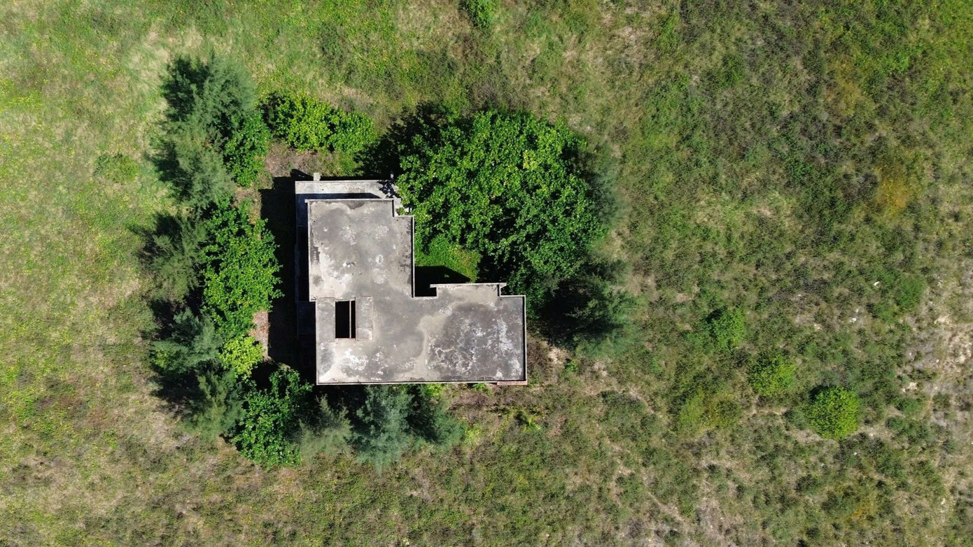 Một công trình xây dựng dang dở bỏ hoang bên trong dự án nhiều năm nay.