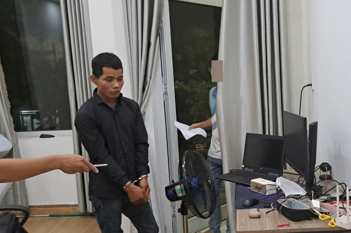 Đối tượng Trần Xuân Trung tại hiện trường gây án. Đối tượng Trần Xuân Trung tại hiện trường gây án.