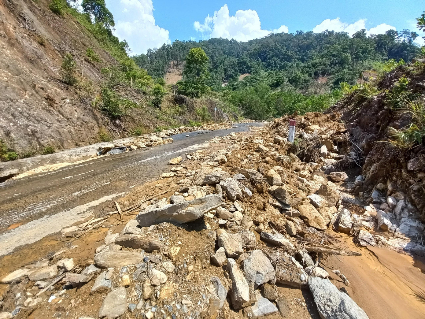 Ông Lê Quang Trung, Chủ tịch UBND huyện Phước Sơn cho biết: Những ngày qua, do ảnh hưởng của mưa lớn, tuyến đường lên các xã vùng cao nhiều vị trí bị xói, lở nghiêm trọng, khiến giao thông đi lại hết sức khó khăn và gian nan.
