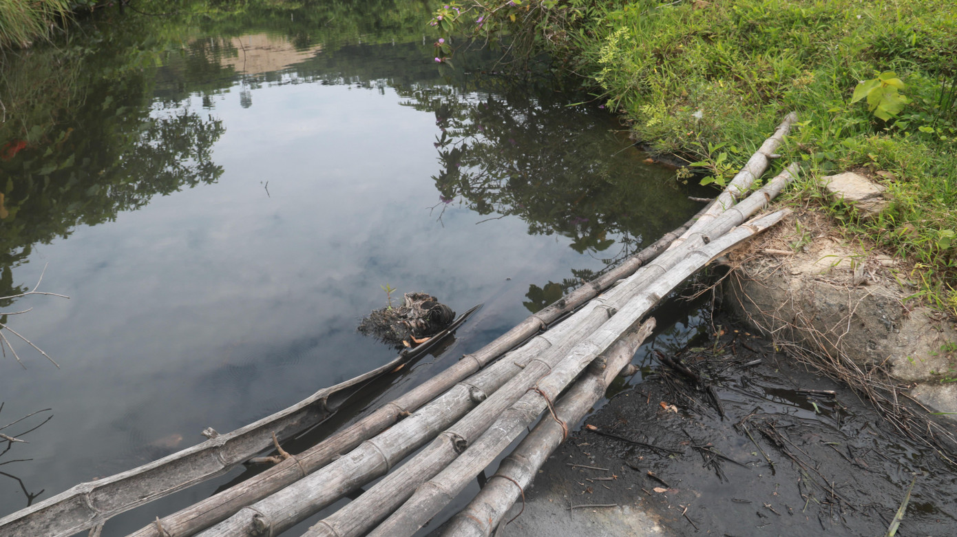 Hồ chứa nước nằm ngay cạnh bãi tập kết than Đông Bắc màu đen thui, không loài cá nào sống nổi.