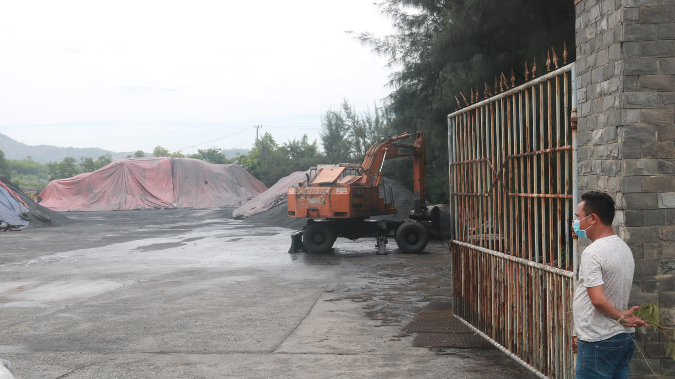 Theo phản ánh của người dân, nguyên nhân chính từ hiện tượng lúa đổi màu, gạo không đảm bảo chất lượng xuất phát từ bãi tập kết than Đông Bắc nằm ở ngay phía trên cánh đồng.