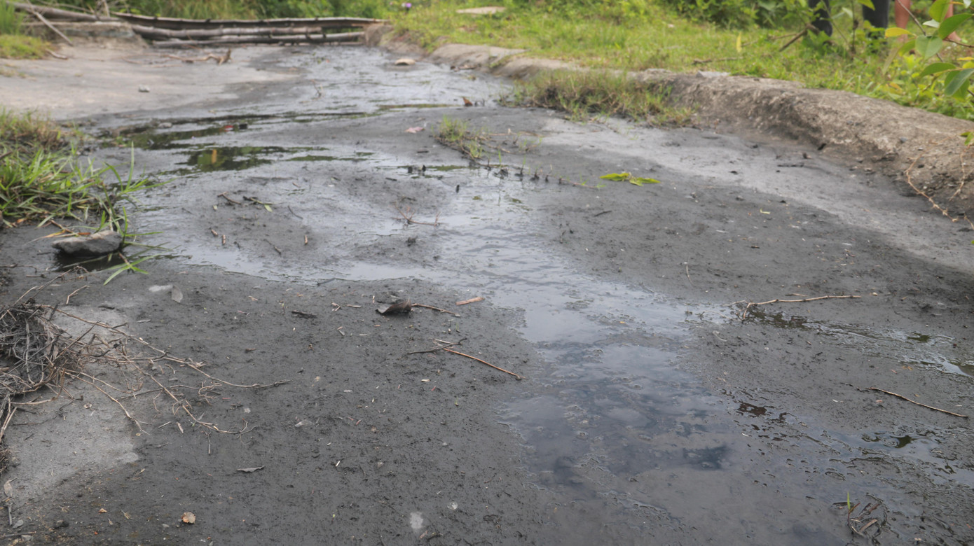 Nước chảy từ bãi tập kết than này chảy xuống hồ chứa lớn ở phía sau, gặp mưa lớn sẽ chảy tràn xuống đồng ruộng của người dân.