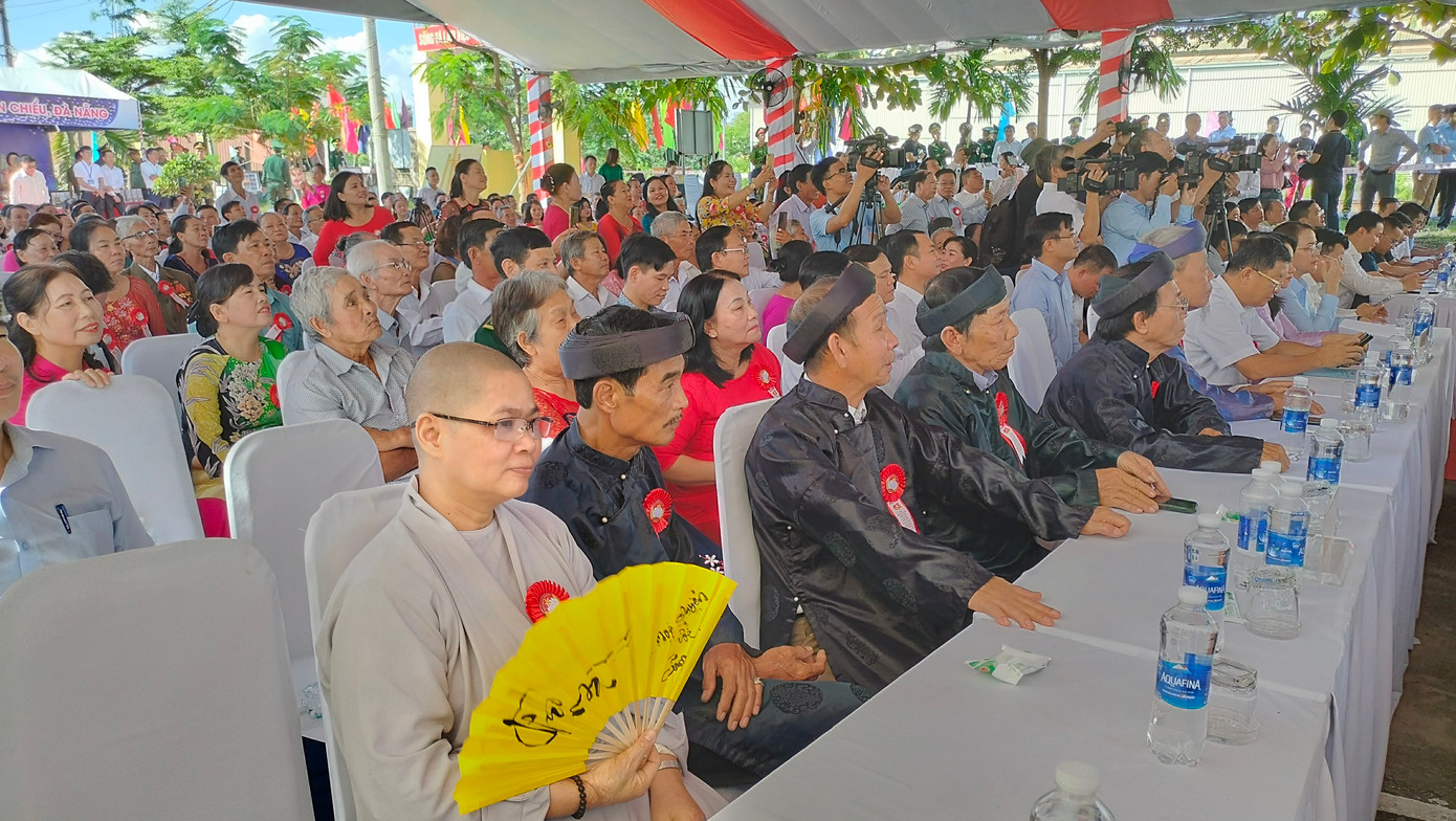 Đông đảo người dân khu dân cư 10, phường Hòa Hiệp Bắc, quận Liên Chiểu đã đến tham dự chương trình.