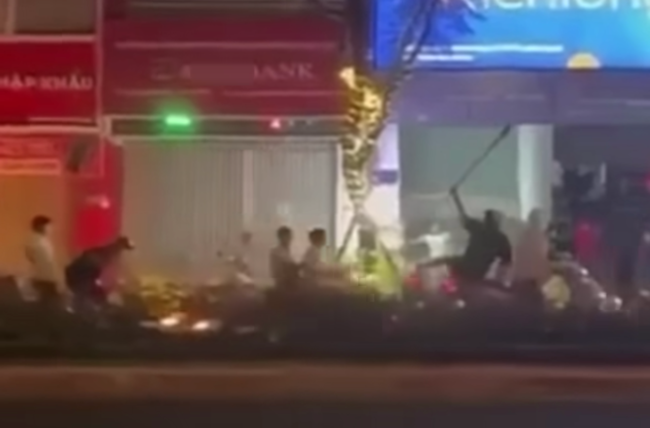 Hình ảnh hỗn chiến trên đường Nguyễn Văn Linh, TP Đà Nẵng. Hình ảnh hỗn chiến trên đường Nguyễn Văn Linh, TP Đà Nẵng.