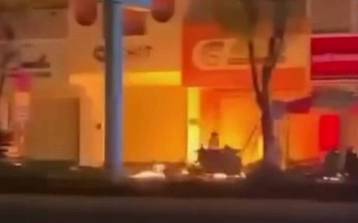 Bom xăng sáng rực một đoạn đường Nguyễn Văn Linh. Bom xăng sáng rực một đoạn đường Nguyễn Văn Linh.