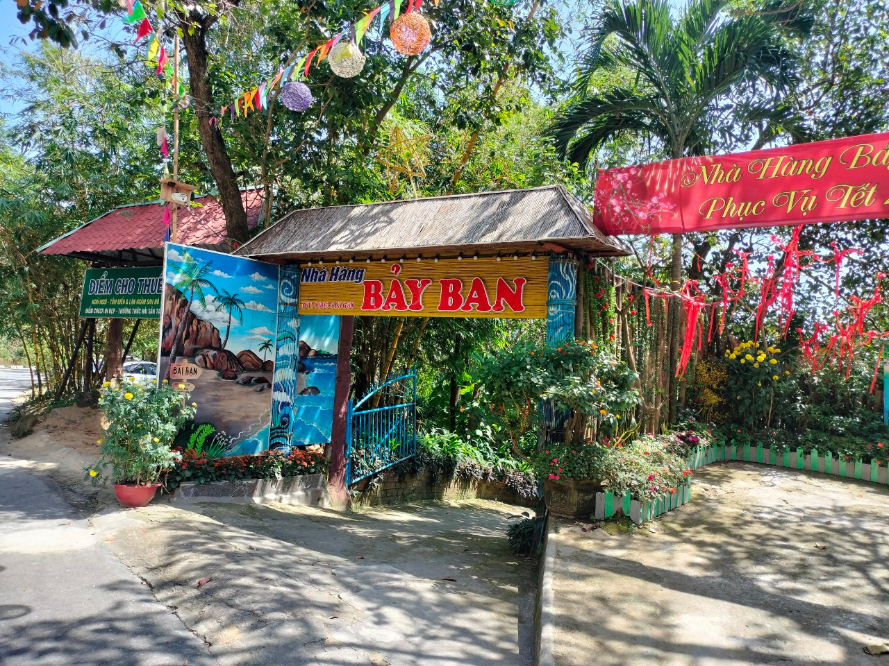 Một trong số những công trình trái phép trên bán đảo Sơn Trà vẫn còn tồn tại. Ảnh: Nguyễn Thành Một trong số những công trình trái phép trên bán đảo Sơn Trà vẫn còn tồn tại. Ảnh: Nguyễn Thành