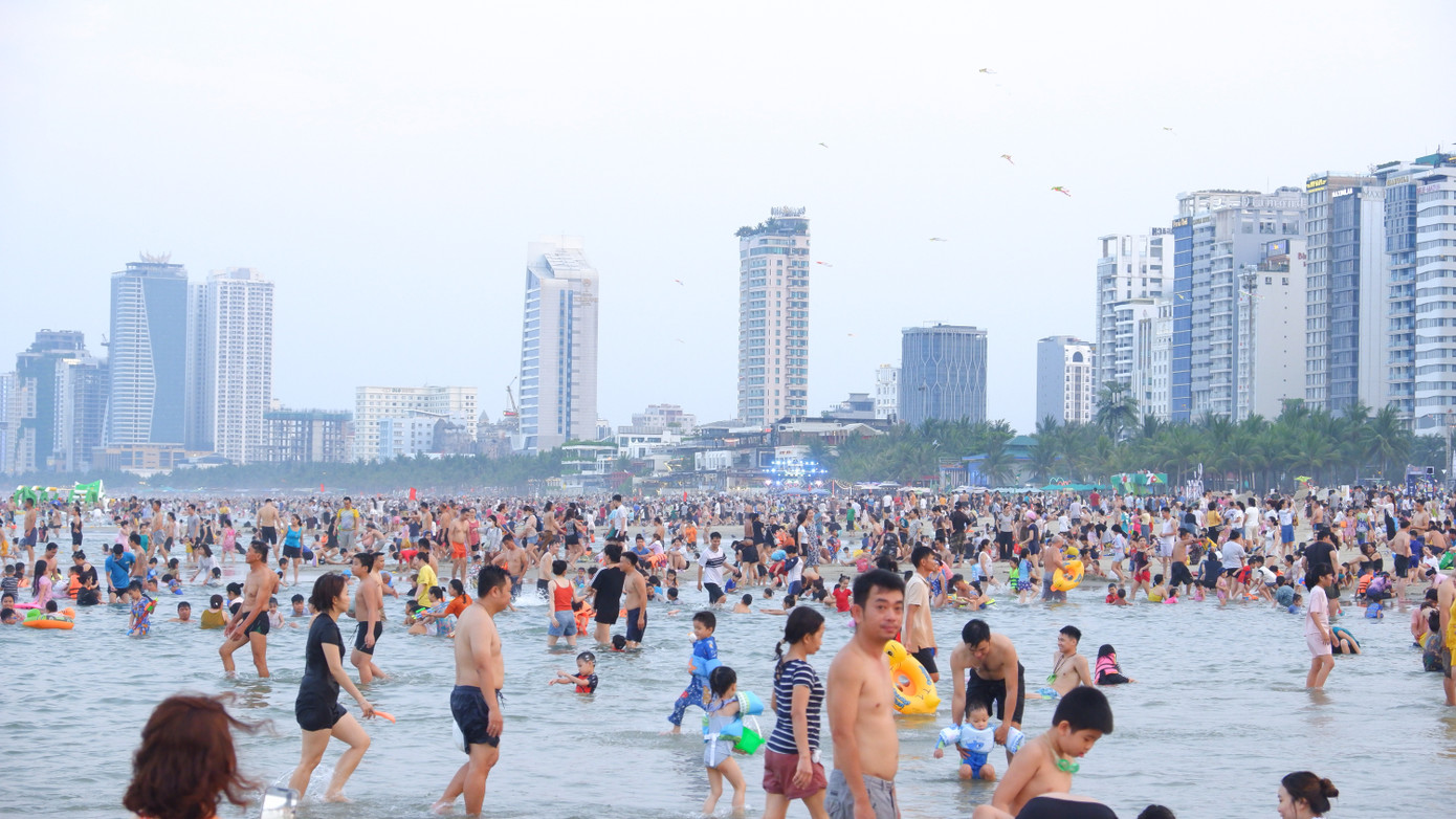 Biển Đà Nẵng sạch đẹp thu hút hàng ngàn du khách đến tắm. Biển Đà Nẵng sạch đẹp thu hút hàng ngàn du khách đến tắm.