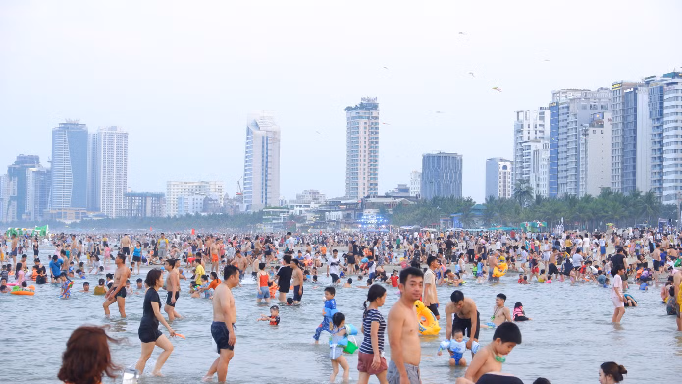 Biển Đà Nẵng sạch đẹp thu hút hàng ngàn du khách đến tắm. Biển Đà Nẵng sạch đẹp thu hút hàng ngàn du khách đến tắm.