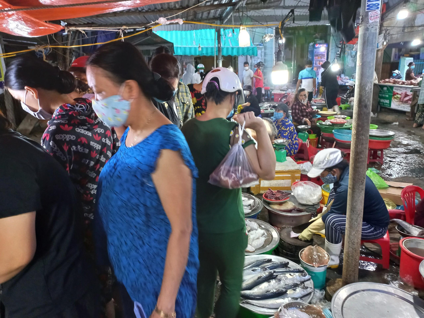 Chiều tối ngày 25/7, theo ghi nhận của phóng viên, tại chợ Chiều (phường Thọ Quang, quận Sơn Trà) - một trong những chợ hải sản nổi tiếng Đà Nẵng tấp nập người dân mua hải sản. Nhiều người dân cho biết, tranh thủ mua cá, tôm, mực để dữ trữ đề phòng giá cả tăng do cảng Thọ Quang-cảng cá được coi là lớn nhất miền Trung, phải tạm dừng hoạt động.