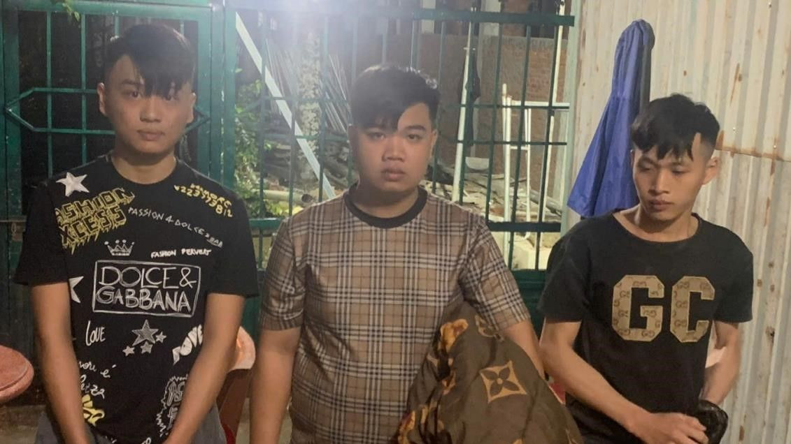 Ba đối tượng Quân, Tịnh, Phát bị bắt giữ. Ba đối tượng Quân, Tịnh, Phát bị bắt giữ.