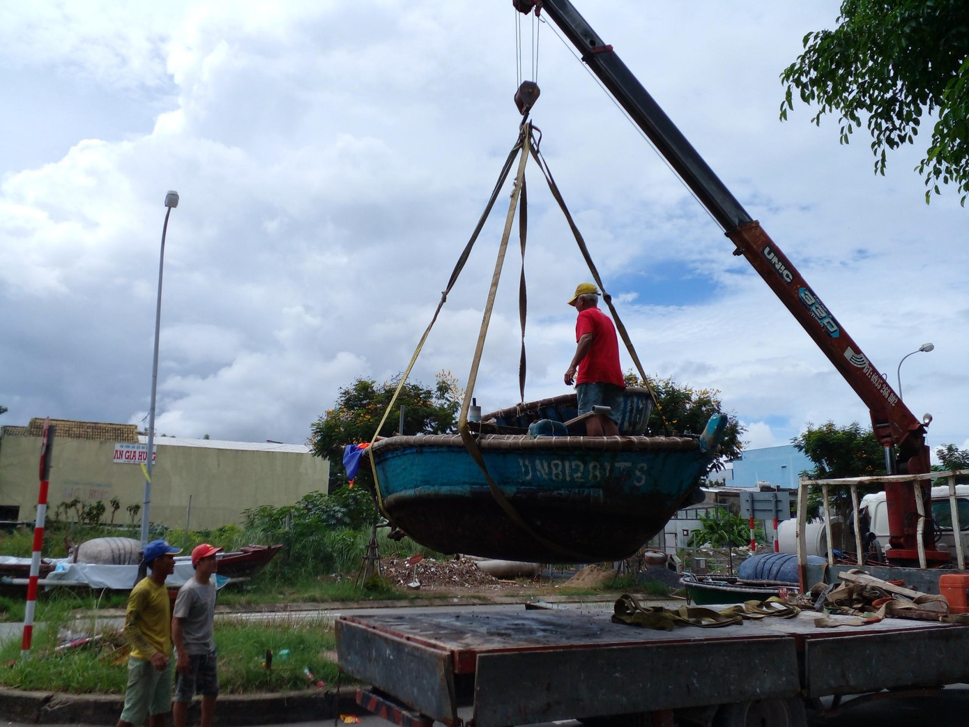 Ngư dân Đà Nẵng di dời tàu thuyền lên bờ tránh bão.