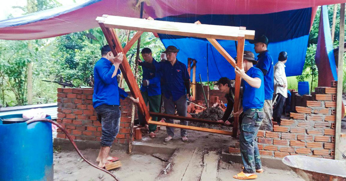 Để có thể làm nhà cho hộ gia đình anh Gióng, trước đó, huyện Đoàn Quảng Nam đã huy động hơn 100 bạn đoàn viên, thanh niên chia thành 2 đợt để vận chuyển hơn 2 tấn xi măng, 6500 viên gạch cùng sắt thép, sơn và cát sỏi. &quot;Việc vận chuyển vật liệu vào Pêtapot là một quá trình đầy khổ ải. Tuy nhiên, với sự quyết tâm của các bạn trẻ, các phần việc đã hoàn thành, hình hài ngôi nhà đã được dựng lên&quot; Bí thư Huyện đoàn Nam Giang cho biết.