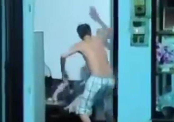 Hình ảnh ông P. ngược đãi mẹ mình. Hình ảnh ông P. ngược đãi mẹ mình.