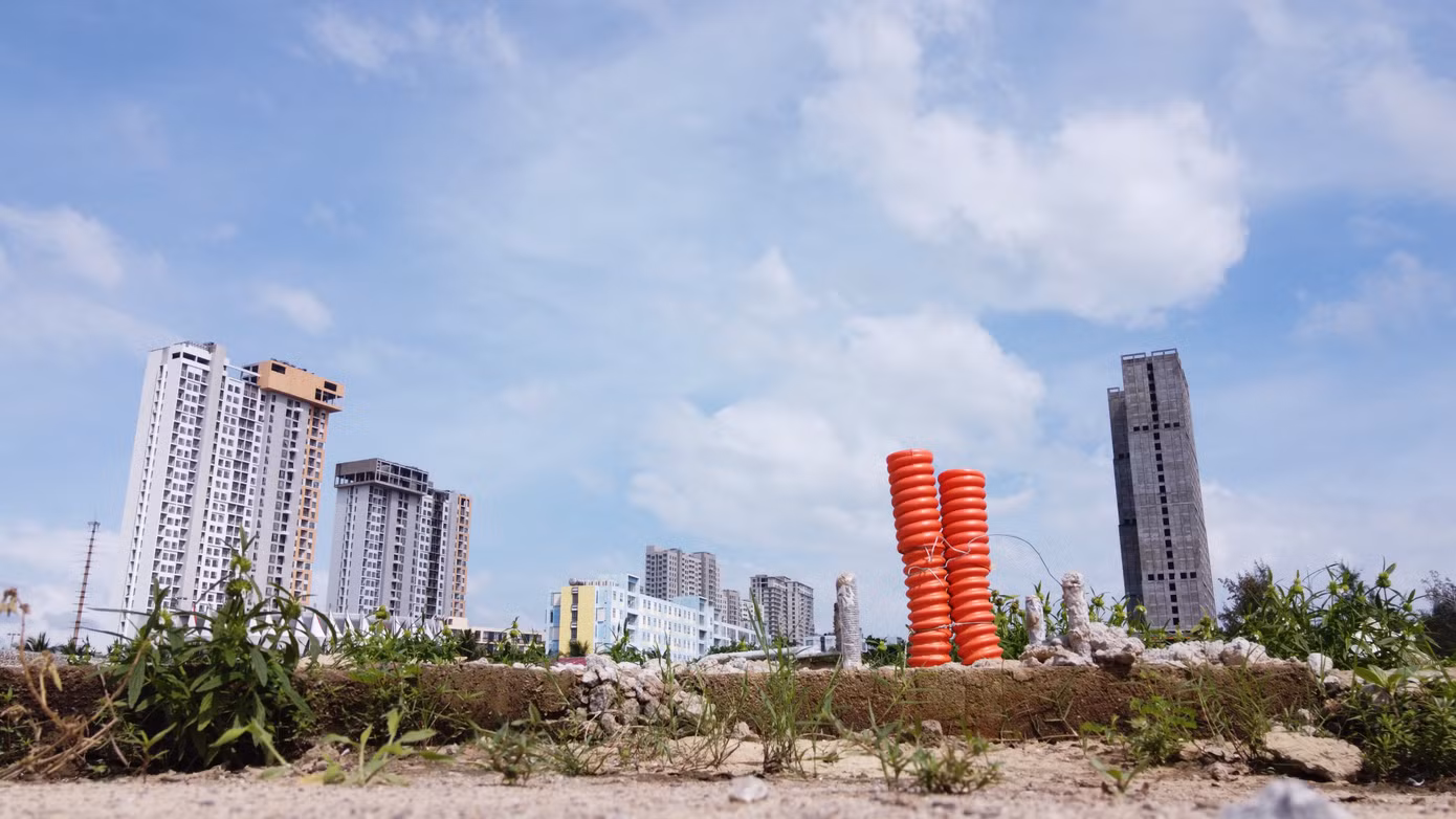 Theo đại diện Sở Xây dựng TP. Đà Nẵng, những "nút thắt" của dự án đang phải chờ Nghị quyết của Quốc hội thông qua để có cơ sở tháo gỡ các vướng mắc liên quan đến Kết luận 2852 của Thanh tra Chính phủ trước đây. Nếu các "nút thắt" này được tháo gỡ thì dự án sẽ có thể tiếp tục triển khai được.