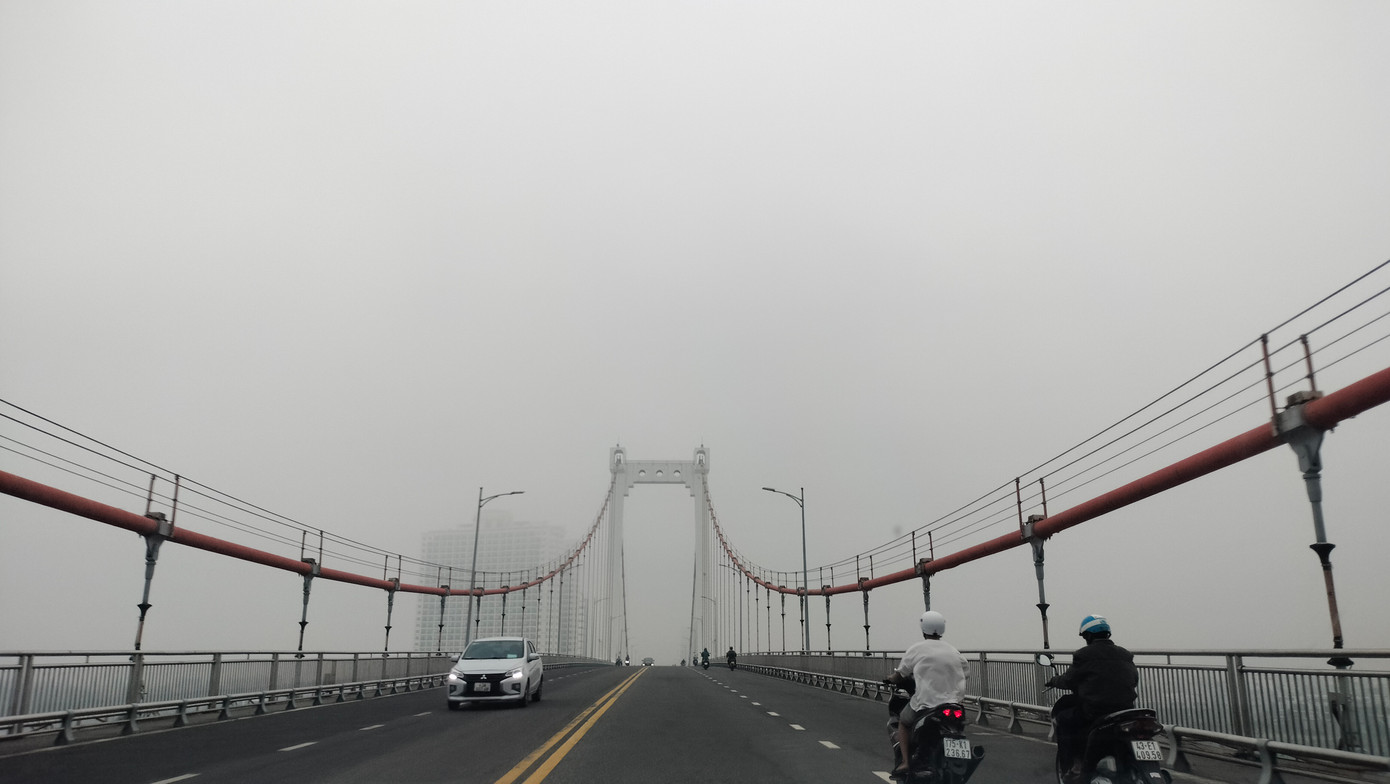 Cầu Thuận Phước ở cuối sông Hàn lúc 9h30, sương vẫn dày đặc, xe ô tô đỏ đèn khi qua cầu.