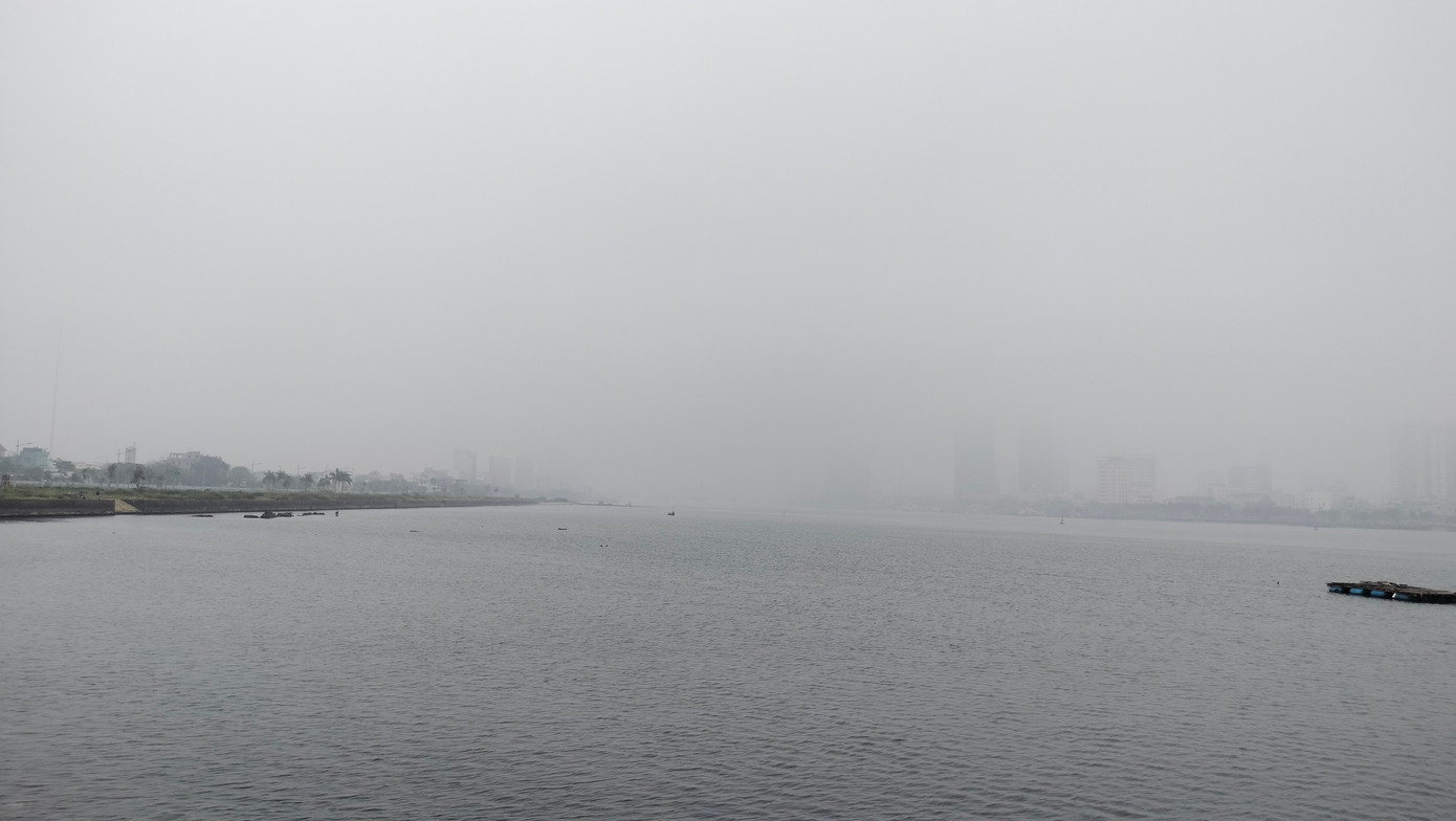 Các cây cầu trên sông Hàn bị che khuất bởi sương mù dày đặc.