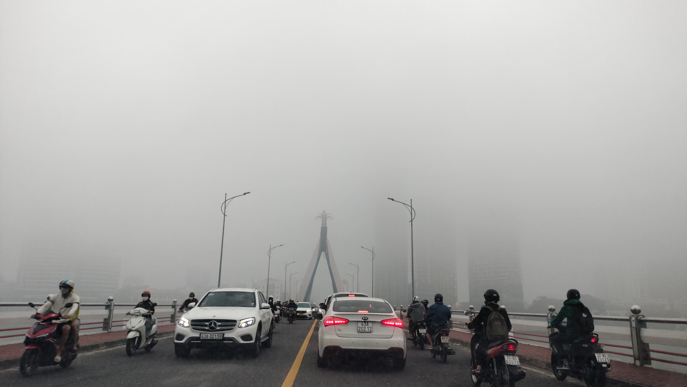 Sáng 20/2, sương mù phủ kín các tuyến đường tại Đà Nẵng. Trong ảnh, cầu quay sông Hàn dày đặc sương mù lúc 8h.