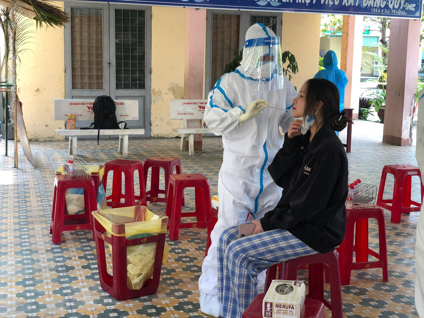 Trước diễn biến phức tạp của dịch bệnh, Ban chỉ đạo phòng chống dịch COVID-19 TP Đà Nẵng đã chỉ đạo triển khai xét nghiệm diện rộng cho những người là nhân viên làm việc thường xuyên tại vũ trường, karaoke, spa, mát xa, bar, pub trên địa bàn.