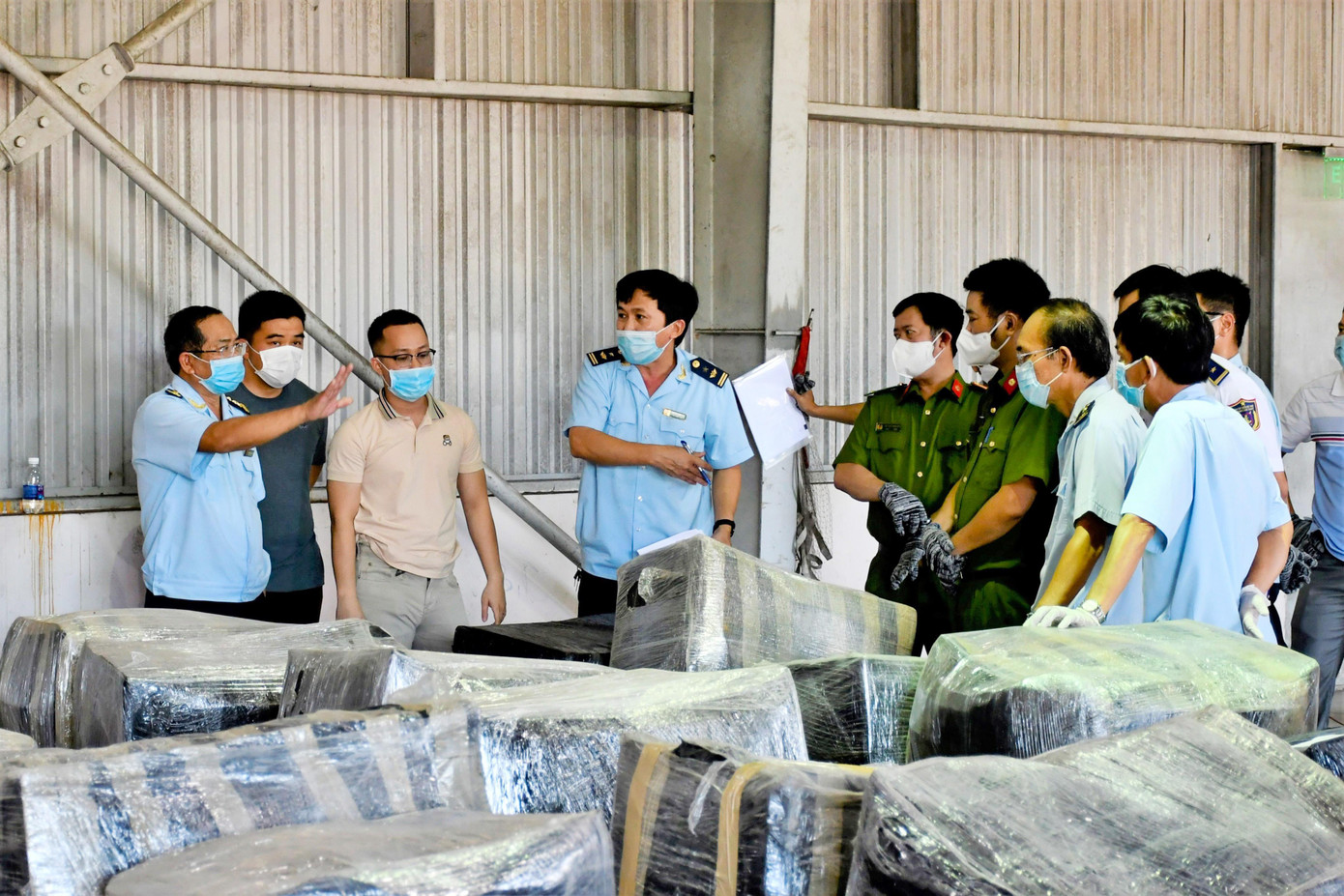 Đến ngày 17/7, ngay khi vừa cập cảng, Chi cục Hải quan cửa khẩu Cảng Đà Nẵng phối hợp với các đơn vị Cục Điều tra Chống buôn lậu Tổng cục Hải quan, Cục Cảnh sát môi trường Bộ Công an, Công an TP Đà Nẵng, Bộ Tư lệnh vùng cảnh sát biển 2 và Biên phòng cửa khẩu Cảng Đà Nẵng khám xét 1 container trong số hàng về từ Nam Phi nói trên.