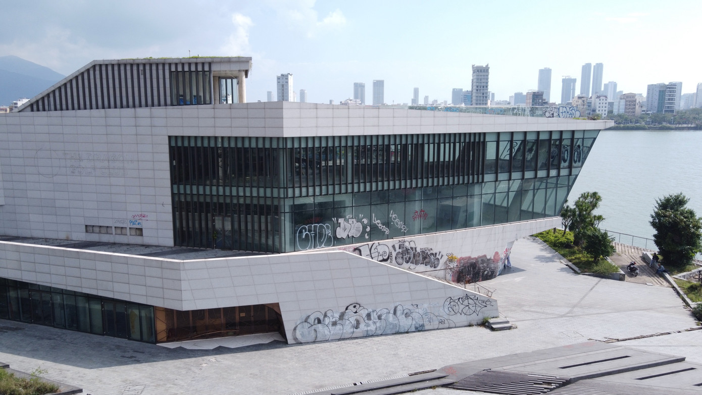 Các tranh vẽ graffiti xuất hiện ngày càng nhiều tại dự án bến du thuyền bị bỏ hoang từ năm 2017 đến nay. Những ngày cuối năm, các "họa sĩ" tiếp tục phóng tác nhiều "tác phẩm" lên các bức tường, các hạng mục xung quanh dự án này.