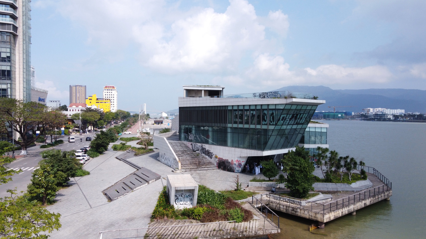 Tọa lạc bên sông Hàn, giữa trung tâm TP. Đà Nẵng nhưng khu vực dự án nhà hàng, bến du thuyền phía nam cảng Đà Nẵng bỏ hoang, vẽ bậy, nhếch nhác dù đã là những ngày cuối năm.
