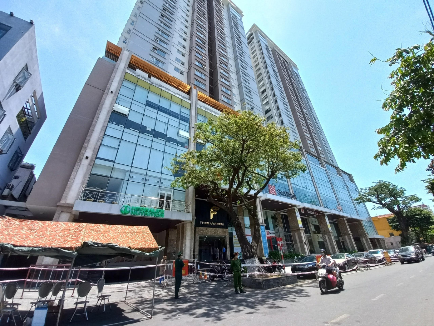 Chung cư F.Home nằm trên đường Lý Thường Kiệt (quận Hải Châu, Đà Nẵng) với quy mô 27 tầng. Trong đó có 2 tầng hầm để xe, 20 tầng căn hộ và còn 5 tầng dành cho các dịch vụ tiện ích bên trong tòa nhà như trung tâm mua sắm, nhà hàng ăn uống, hồ bơi, nhà trẻ, phòng gym...