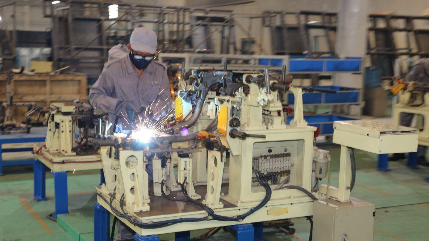 Công nhân làm việc trong một nhà máy ở Đà Nẵng.