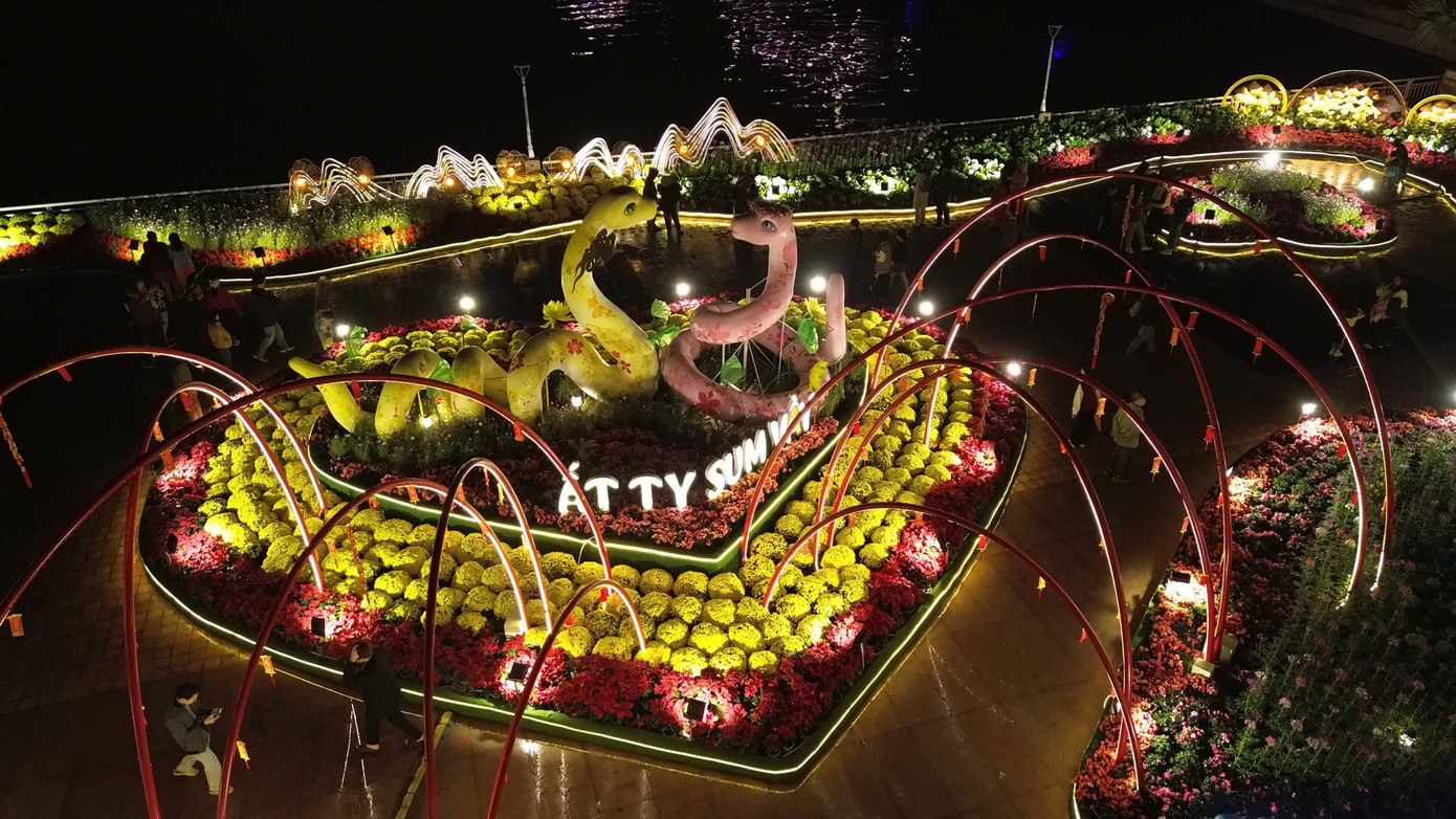 Trung tâm tư vấn kỹ thuật xây dựng đã lên phương án chia thành 2 đợt nhỏ trang trí tương ứng 2 lần thay thế, bổ sung hoa từ nay đến dịp 30/4 - 1/5. Trong đó, lần đầu sẽ dự kiến thay thế 50% khối lượng hoa tết và thay thế các mô hình tiểu cảnh mới phù hợp với kỷ niệm chào mừng 50 năm giải phóng Đà Nẵng (29/3/1975 - 29/3/2025) và 95 năm thành lập Đảng bộ thành phố (28/3/1930-28/3/2025).