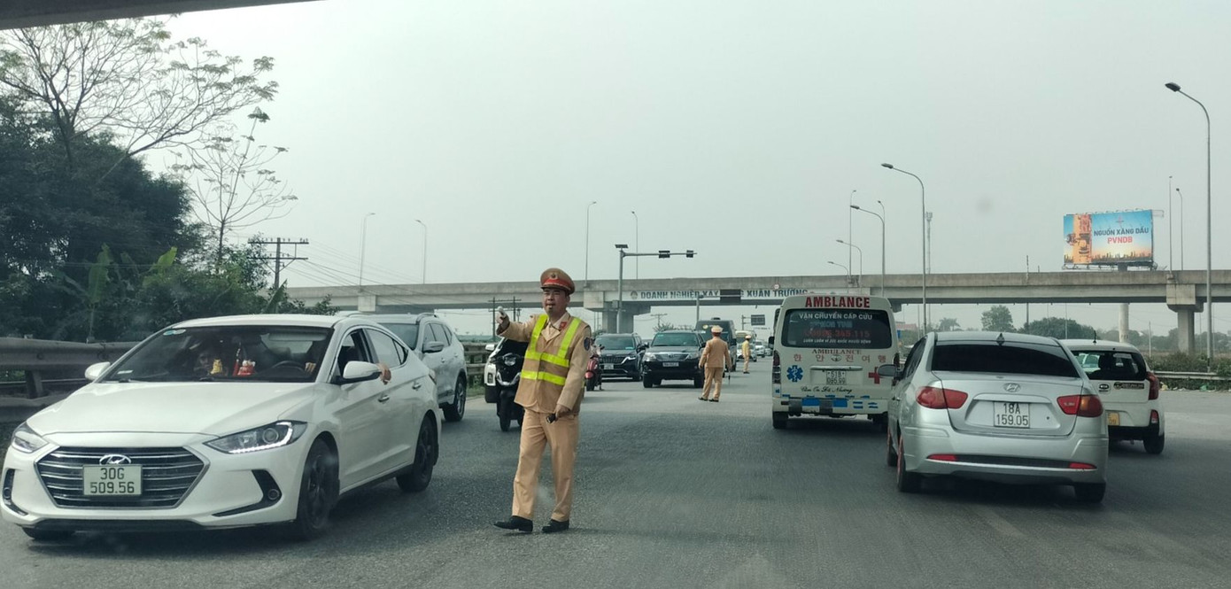 Lực lượng CSGT liên tục điều tiết, hướng dẫn phân luồng tránh ùn tắc tại giao điểm này.