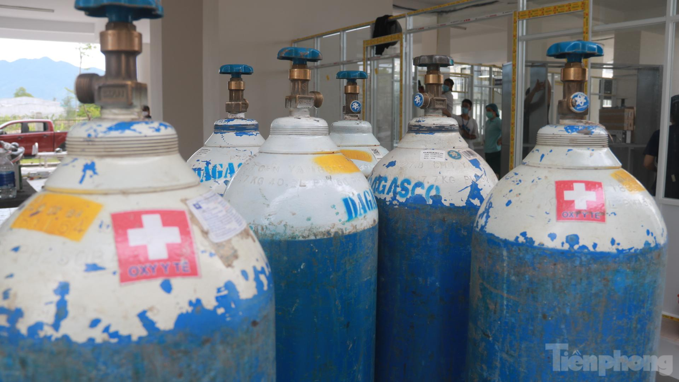 Bình oxy dùng để chăm sóc, chữa trị cho bệnh nhân COVID-19 tại bệnh viện dã chiến tại khu ký túc xá phía tây TP Đà Nẵng. Hiện, Đà Nẵng đang điều trị 1.069 ca bệnh, trong đó có 43 ca bệnh nặng có nguy cơ tử vong. Ảnh: Nguyễn Thành