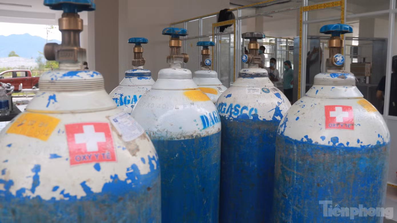 Bình oxy dùng để chăm sóc, chữa trị cho bệnh nhân COVID-19 tại bệnh viện dã chiến tại khu ký túc xá phía tây TP Đà Nẵng. Hiện, Đà Nẵng đang điều trị 1.069 ca bệnh, trong đó có 43 ca bệnh nặng có nguy cơ tử vong. Ảnh: Nguyễn Thành Bình oxy dùng để chăm sóc, chữa trị cho bệnh nhân COVID-19 tại bệnh viện dã chiến tại khu ký túc xá phía tây TP Đà Nẵng. Hiện, Đà Nẵng đang điều trị 1.069 ca bệnh, trong đó có 43 ca bệnh nặng có nguy cơ tử vong. Ảnh: Nguyễn Thành