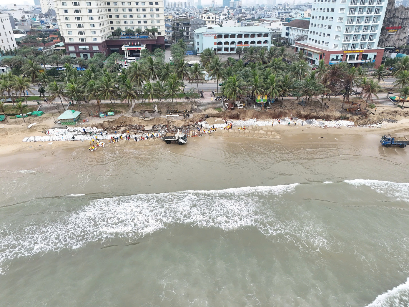 Để khắc phục sạt lở tại khu vực bãi biển Mỹ Khê trong 2 ngày qua, Ban quản lý Bán đảo Sơn Trà và các bãi biển du lịch TP Đà Nẵng, BQL các dự án đầu tư xây dựng các công trình NN&amp;PTNT Đà Nẵng đã huy động nhân lực, phương tiện để xử lý sạt lở.