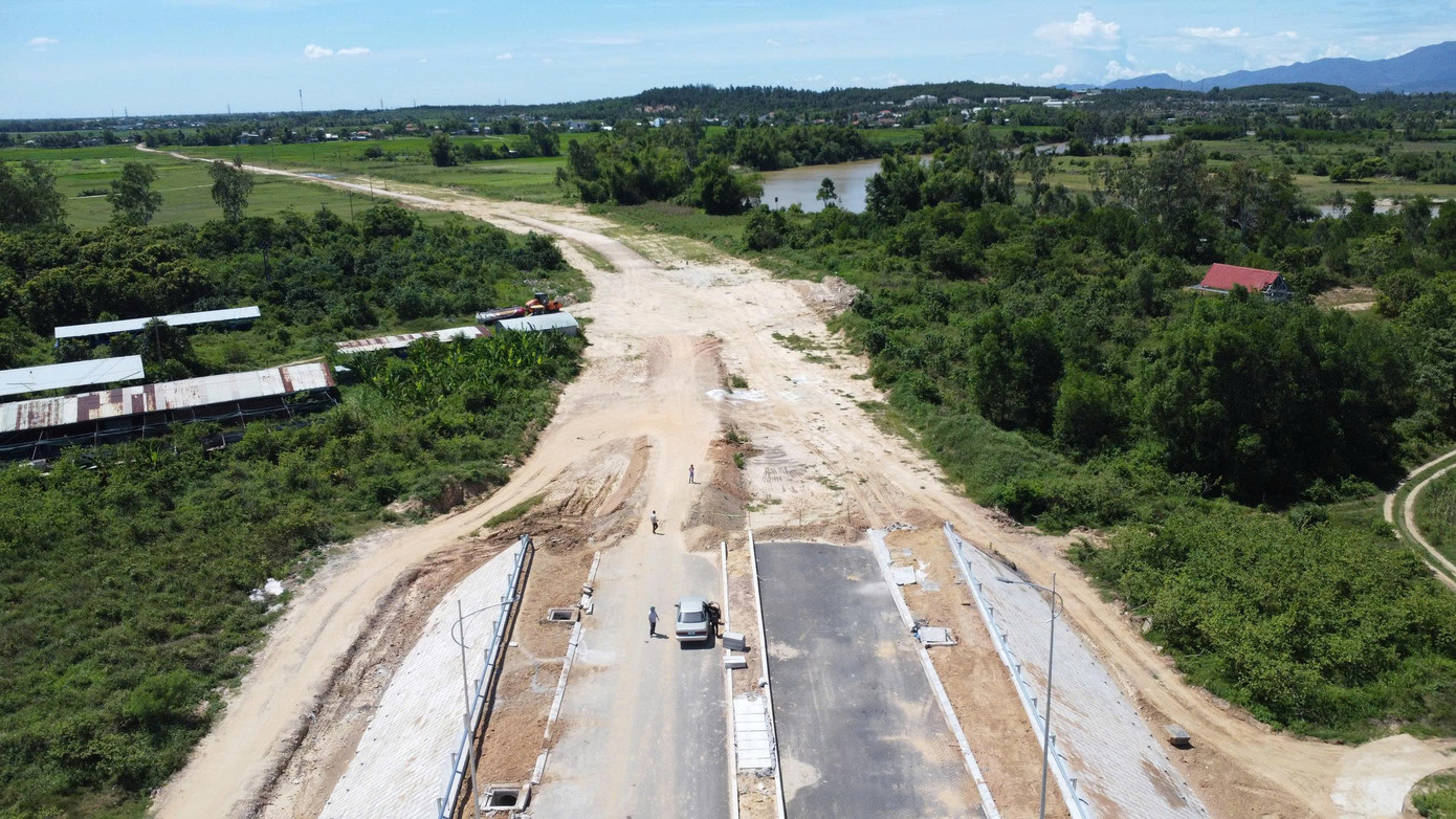 Bà Nguyễn Thị Minh Châu, Chủ tịch UBND phường Điện Bàn Bắc, cho biết trước đây, phần đường dẫn phía phường Điện Bàn Bắc do thị xã Điện Bàn (thuộc tỉnh Quảng Nam cũ) thực hiện. Tuy nhiên, khi sắp xếp lại chính quyền địa phương 2 cấp, Ban Quản lý dự án thuộc thị xã đã giải thể, sáp nhập về cơ quan chuyên môn cấp tỉnh, điều này cũng đã ảnh hưởng đến quá trình thực hiện dự án.